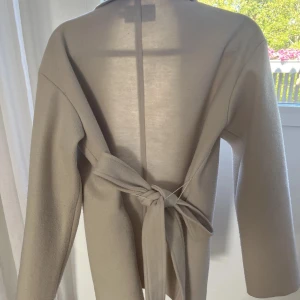 Beige kappa - Säljer men jätte fina höstkapappa som är sparsamt använd. Ord pris är 799kr och säljer för 350kr men vid snabb affär kan jag tänka mig att sänka priset en aning. strl 34 men är dock lite oversized. Om du vill ha fler bilder är det bara att fråga❤️