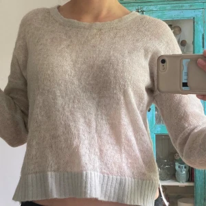 Stickad tröja - Säljer denna super fina stickade tröja😍