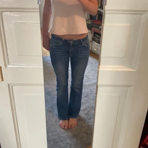 Bootcut jeans  - Jätte snygga bootcut/flare jeans från gina Young i storlek 146 säljer för att de är för små!❤️ Fint skick, lite slitna där nere som ni ser på den sista bilden men annars perfekta.  Köpte för drygt ett år sedan. 