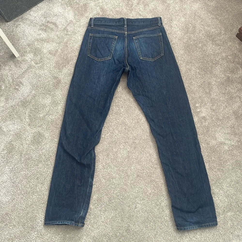 Säljer dessa feta Uniqlo Jeans 💥Byxorna har en liten wash på bakfickorna och nedanför knäna, för en lite retro stil 🧼Använda ett par gånger men inga defekter 💯 Nypris cirka 600 kr 💰Byxorna sitter slim/regular beroende på sin längd 📏 . Jeans & Byxor.