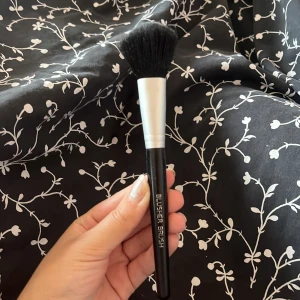 Två borstar - Båda är knappt använda, kommer såklart tvätta de. En borste är från real techniques o är äkta. Den andra borsten är till rouge eller blush eller bronzer. Om du köper dessa får du gratis produkter på köpet. Köparen står för frakten ❤️