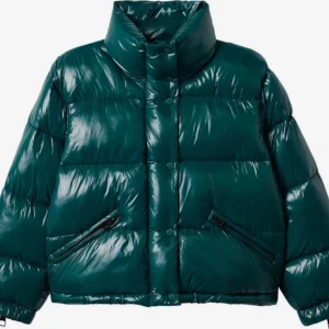 pufferjacka mango - Pufferjacka från Mango. Inköpt i vintras men kom inte riktigt till användning så den är i bra skick! Skriv för egna bilder. 