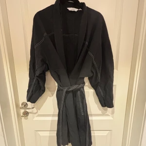 Linneklänning med definierade sömmar, & Other Stories  - Linneklänning med definierade sömmar! Nypris 950 kr. Frakt ingår ej i pris och betalas av köparen💜