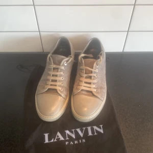 Gråa lanvins - Ett par gråa lanvins som har hål på tyget ( se på bild 2 och 3) därmed priset, bara höra av dig vid frågor och funderingar. Mvh Hugo 