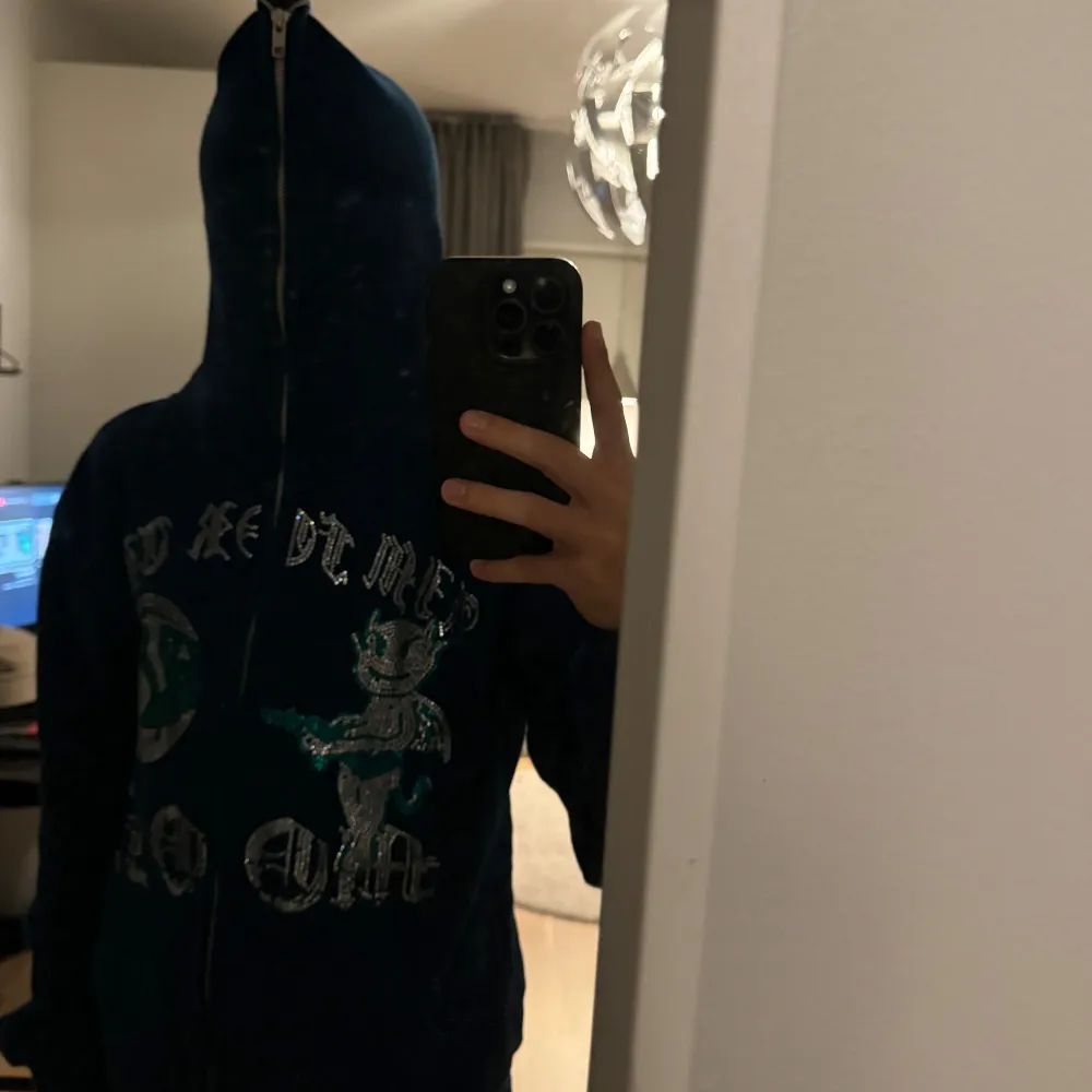 Tjena! Säljer nu denna blåa aim for the Moon hoodie som är i mycket bra skick! Köpt från aim for the Moon för 750kr för ungefär 1år sen och ej använts så mycket. Skicka 9,5/10. Vid snabbt köp så kan pris sänkas!🔥🔥. Hoodies.