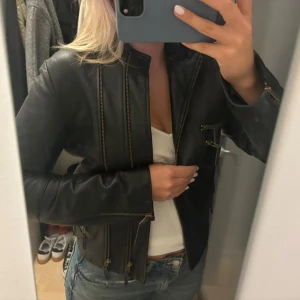 Zadig & Voltaire skinnjacka  - Zadig & Voltaire jacka i 100% fårskinn. Jackan är i ett super fint skick utan märke på slitning.