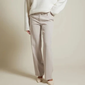 bikbok maddie kostymbyxor - beiga midwaist kostymbyxor från bikbok i modellen maddie. väldigt bra skick, skriv för fler bilder. priset är diskuterbart!