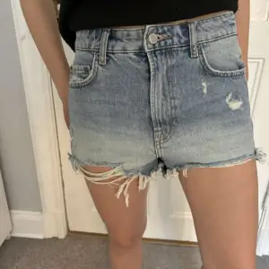 Skit snygga blåa jeans shorts från zara. Jätte bra skick!