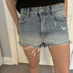 Blåa jeans shorts - Skit snygga blåa jeans shorts från zara. Jätte bra skick!