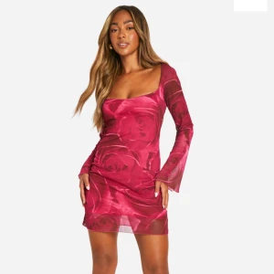 Blommig klänning i mesh med utsvängd ärmar - Helt ny klänning, använda en gång