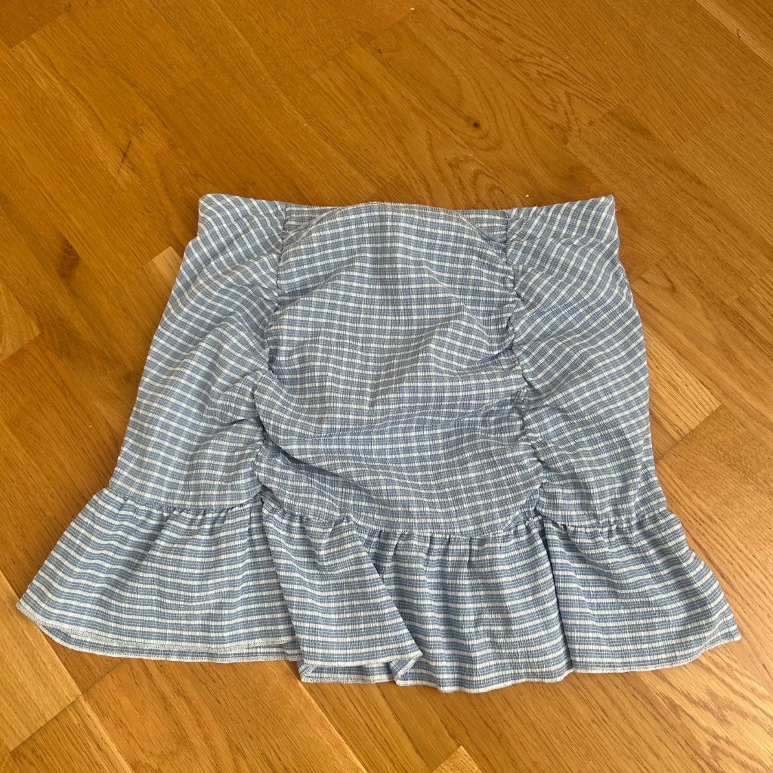 En ljusblå kjol från Gina Tricot