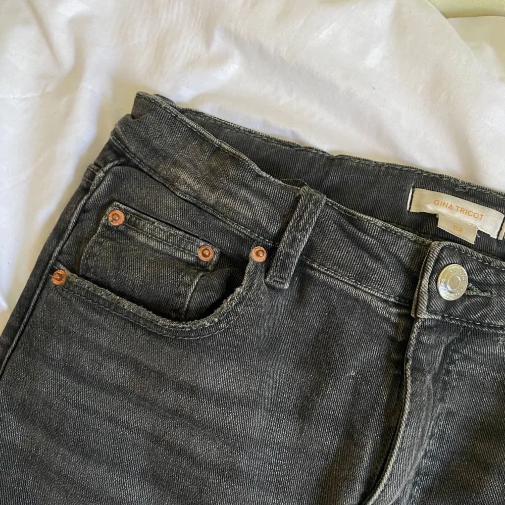 Dessa jeans är low waist och har två bakfickor. Dessa jeans har bootcut leg och har totalt 5 fickor. De är i bra skick och har en sliten design på benen.. Jeans & Byxor.