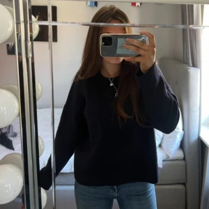 Stickad tröja - Säljer denna stickade tröja från Zara med en ficka på. Storlek S, 250 kr + frakt. Vid fler frågor, etc skriv privat 💕🙌🏼🙏🏼🌺