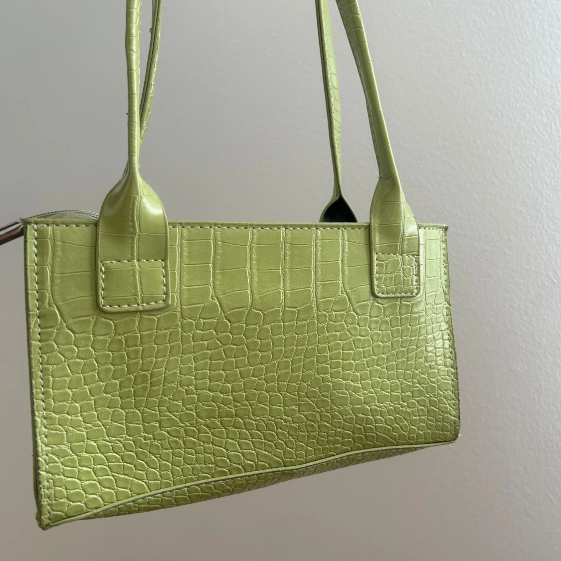 En grön handväska från shein - 90