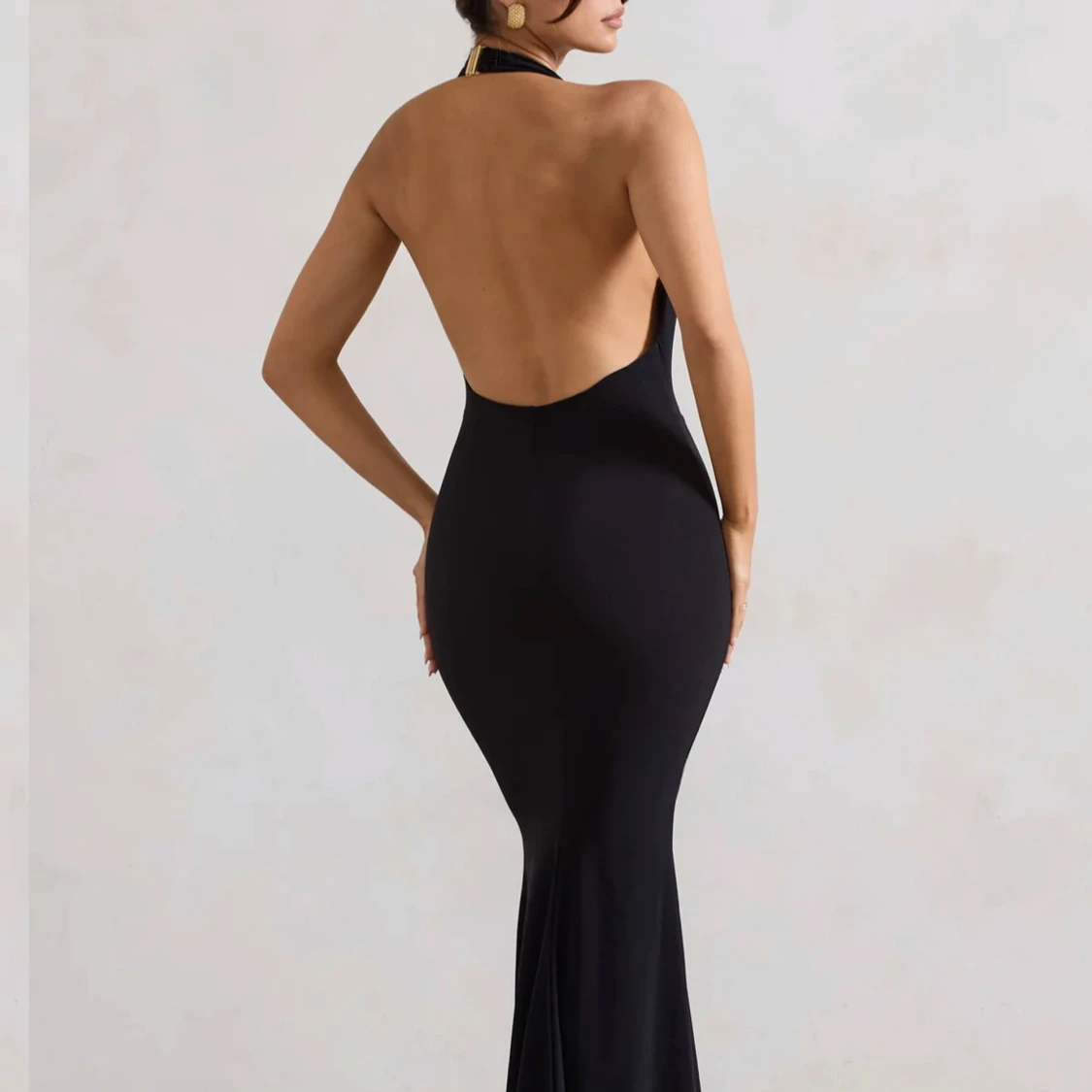 Svart långklänning med öppen rygg - 92