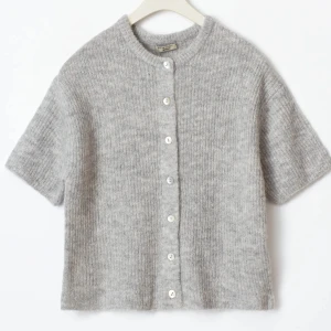 Stickad kofta från Gina  - Stickad kofta från Gina såååå fin och mysigt till hösten💕💕🩷🩷