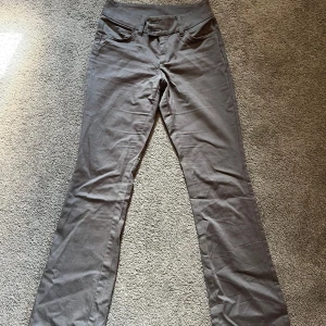 Gråa kostymbyxor  - Jättefina gråa low waist kostymbyxor från monkl. Säljer då de är lite för stora för mig! 🤍