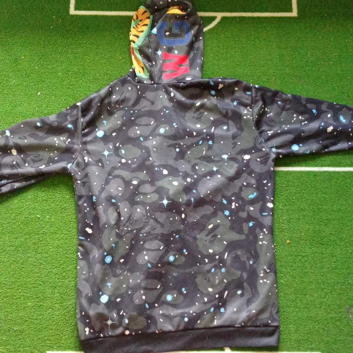 Svart hoodie med hajmotiv - 90