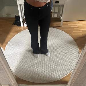 Svarta jeans från NAKD strl 38. Lite tjockare material, använda men inga defekter. Högmidjade, sitter tajt med bootcut passform vid fötterna. Lappen på baksidan har lossat lite men inget som stör funktionen.