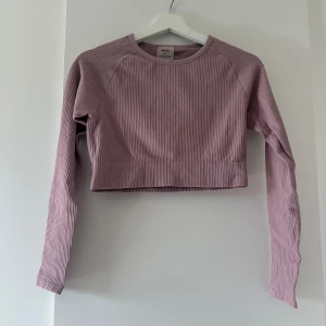 Topp  - Rosa träningstopp ifrån Aimn, ny! Strl L men passar strl M. Säljs för 250kr