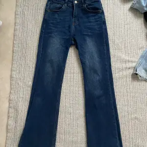 Mörkblå zara slim bootcut jeans i mycket bra skick, knappen kan låta lite när den inte är knäppt annars inga defekter.