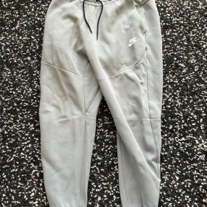 Nike tech byxor - Hej!   Säljer mina Nike byxor som är använda, kom privat om ni är intresserade!
