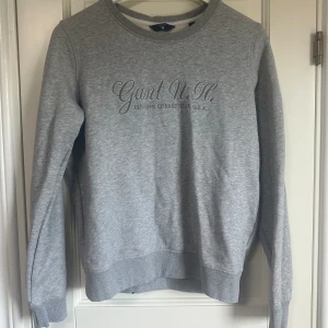 Gant tröja - Grå Gant sweatshirt använd ett par gånger, i fint skick. Storlek M.