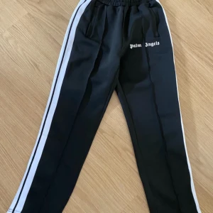 Palm angels byxor  - Säljer dessa festa byxor eftersom de är för små för mig det är nästan helt oanvända 