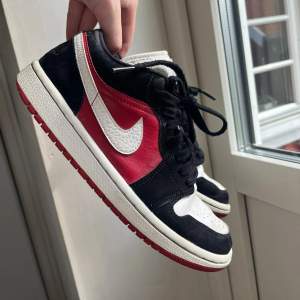 ”Air Jordan 1 Low Black White Gym Red” De är i använt skick men är fortfarande mycket fina och har mycket kvar att ge. Priset kan diskuteras. Storlek 38. 