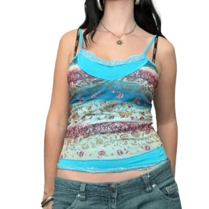 Unik blå spetstopp med lager - Söt topp vintage använd fåtal gånger. Skriv gärna om ni har frågor🤍