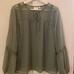 Blus - Olivgrön blus i nyskick!💓