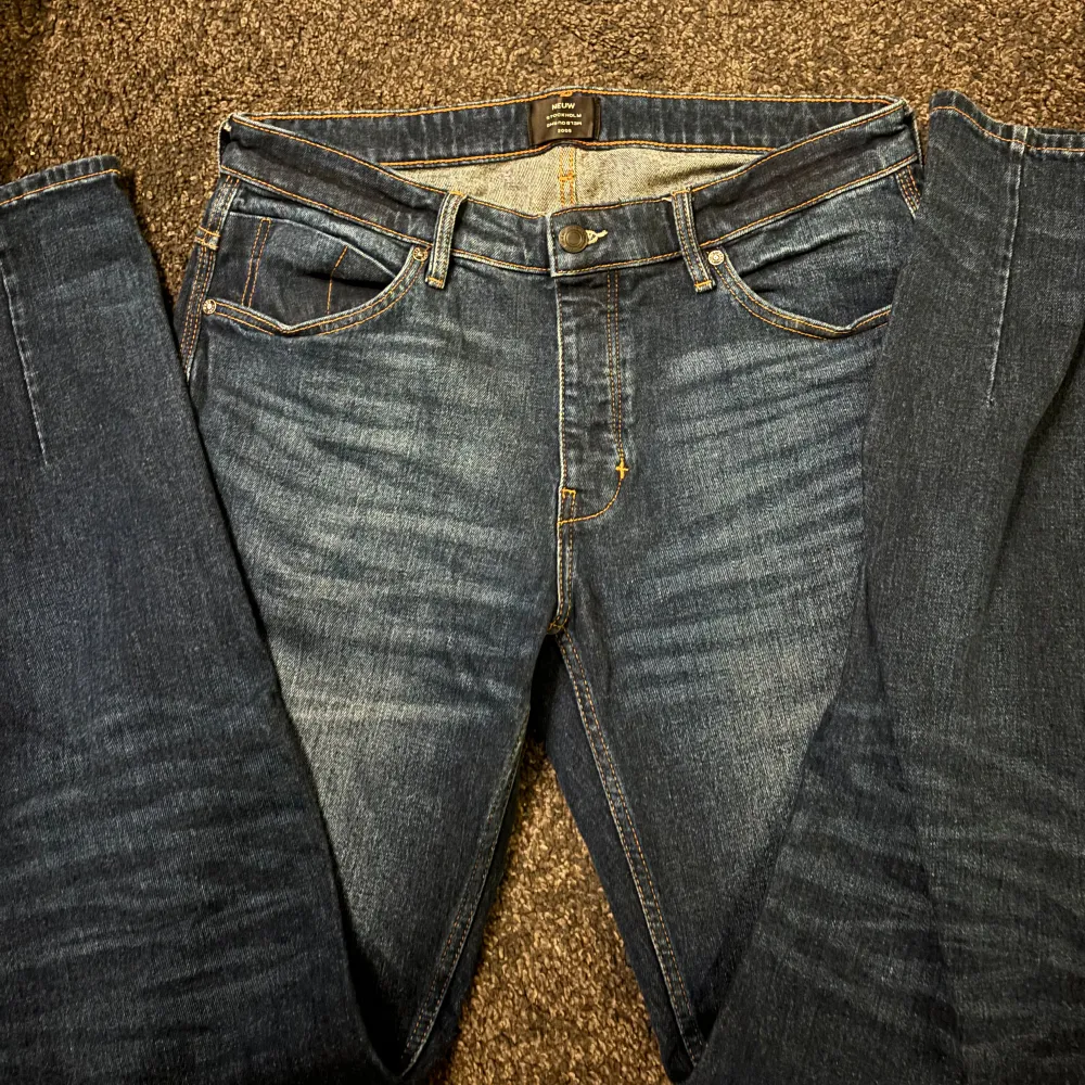 Säljer dessa nästan helt oanvända jeans som köptes för 1000 på rea. Skick 10/10 och sitter slim fit, bild med dom på finns så kom privat! Kom med förslag på pris, ej hugget i sten!. Jeans & Byxor.