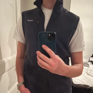 Patagonia väst - Säljer denna feta marinblå  Patagonia väst i nästintill nyskick! Storlek S, inga skavanker eller liknande. Vid frågor eller funderingar så är det bara att höra av sig! 