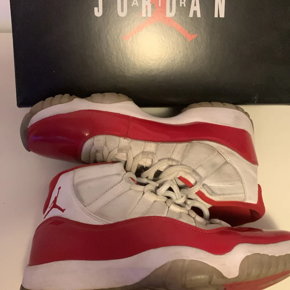 Jordan 11 red Cherry i 10/10 skick. Pris: 1299 men det går att diskuteras. Nypris 3300.  Låda medföljer.. Skor.