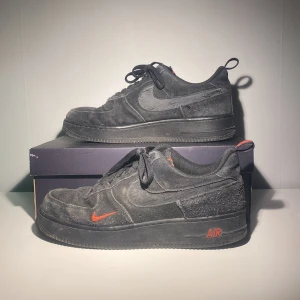 Svarta Air force 1 - Väl använda skick 6/10 men en väldigt bra sko fortfarande👍