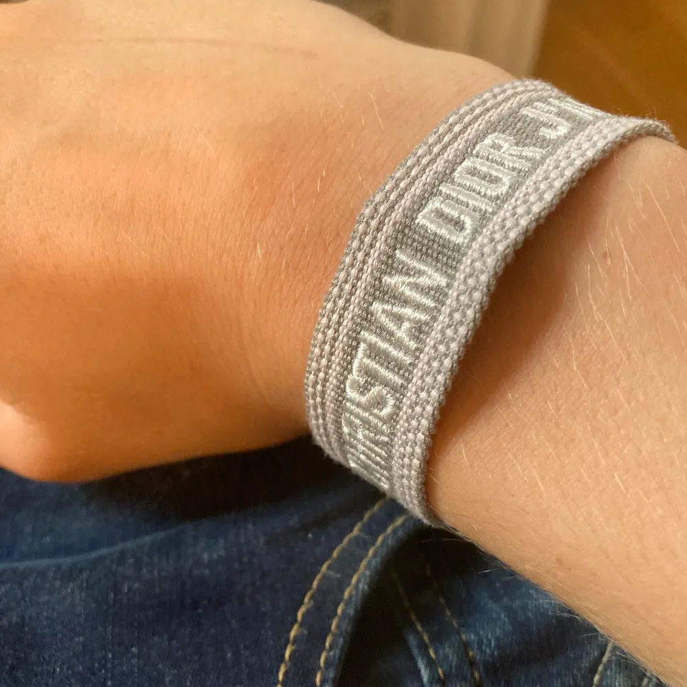 Tjena säljer nu detta dior armband i grå och knappast använt hör gärna av er vid frågor och funderingar🙌🏼. Övrigt.