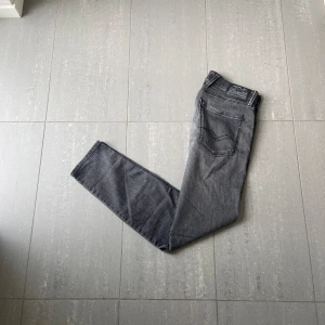 Replay Anbass Jeans  - Säljer nu dessa grå replay Anbass jeans, skriv för fler bilder/frågor🙌🏼