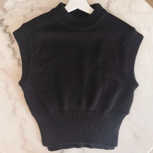 Stickad väst från Gina Tricot - Svart stickad väst från Gina Tricot 