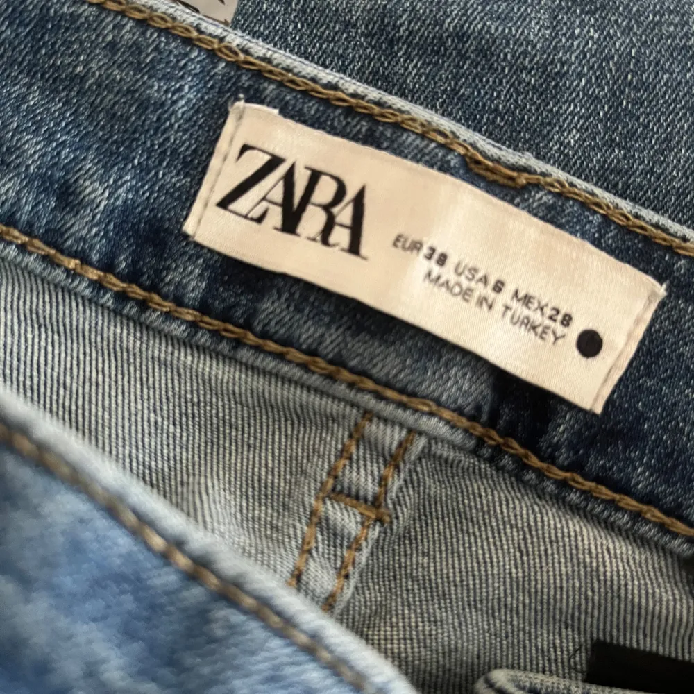 Midwaist Jeans ifrån zara i storlek 38, de sitter mer som 36, innerbenslängd 81,5 midjemått tvärs över 38 cm Nyskick.. Jeans & Byxor.