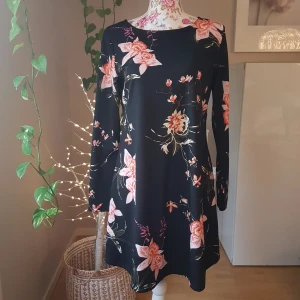 Långärmad, a-linjeformad klänning - Oanvänd. Enkel modell med fint fall, i tjockare polyester. Passar S/M. ~ STOR rensning & klänningsbonanza i min shop ~ Välj 5 för 100kr oavsett pris, skicka medd/lämna som prisförslag (gäller där det står) ~