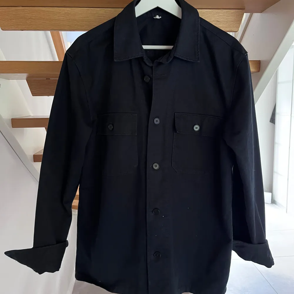 Snygg overshirt i mörkblå färg ifrån Arket, nypris ca 1000 kr  Storleken är 48 men passar som M till L  Har du fler frågor så skriv gärna! /Adam. Skjortor.