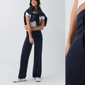 Lågmidjade mjukisbyxor ❤️ - Säljer dessa lågmidjade mjukisbyxor från Gina tricot, helt oanvända, finns prislapp kvar!🫶🏼säljer då de var för korta för mig tyvärr. Nypris 350kr, slutsålda på hemsidan😍