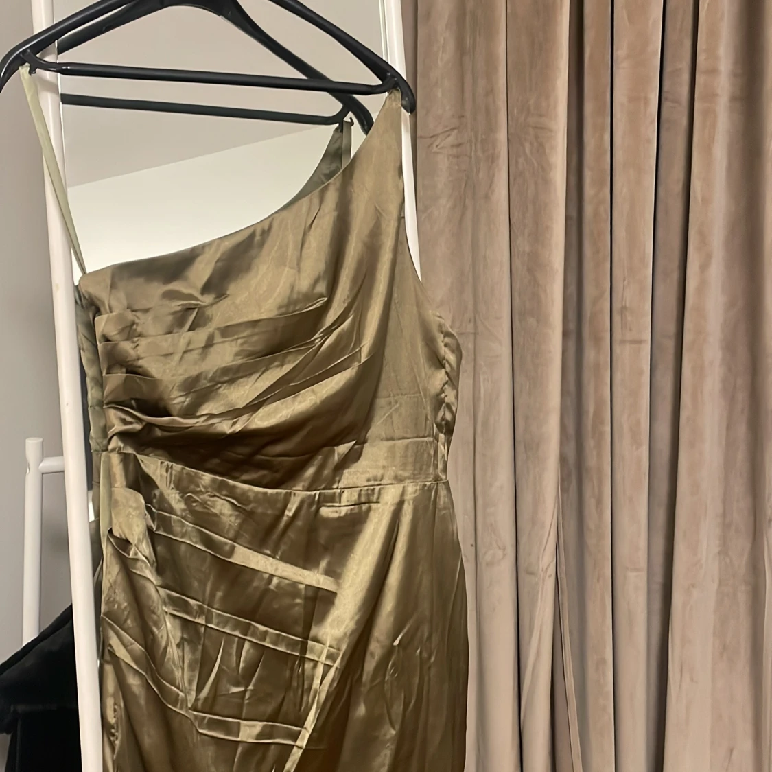  långklänning med oneshoulder - 90