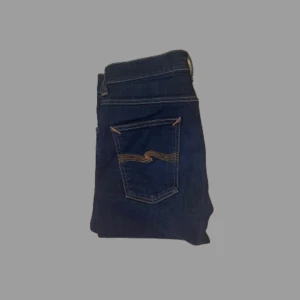 Nudie Jeans ”Lean Dean” - Säljer ett par stilrena grå Nudie Jeans | passformen är slimfit | storleken är 32/32 (W/L) | byxorna är lätt använda och i bra skick 9/10 | nypris är ungefär 1600 kr, vårt pris 450 kr | hör av dig vid frågor eller funderingar 💯