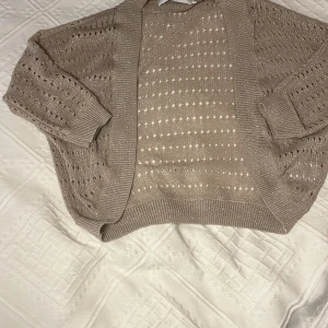 Jättesöt  bolero 💕 - Jättefin bolero kofta som är lite glittrig i materialet 💕i fint skick 😍