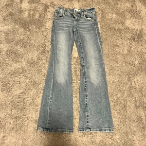 Jeans  - Storlek: 146 Jätte fina jeans väldigt bra skick änvänt några gånger!