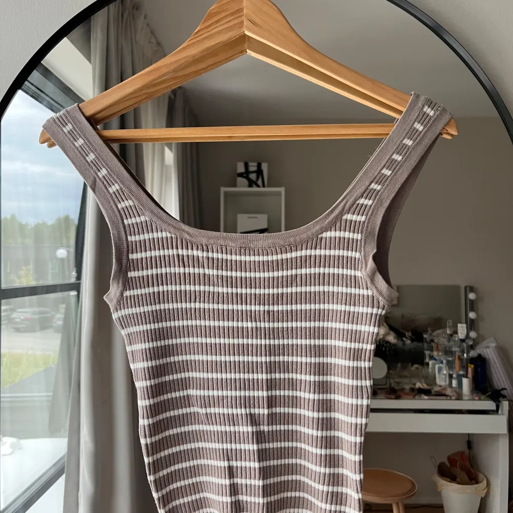 Säljer detta linne från H&M💗aldrig använd där av prislappen på💗original pris 129kr💗skriv för frågor eller bilder💗 . Toppar.