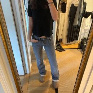 Gråa jeans - Säljer ett par klassiska gråa jeans i en bootcut fit. De är perfekta för vardagsbruk och kan enkelt matchas med olika toppar. Jeansen har en normal passform och är i mycket bra skick! Jag är 172 cm lång.