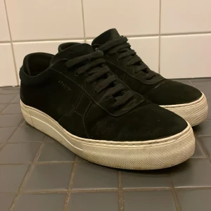 Arigatos  - Dom är riktigt fräscha med en riktigt snygg design! Storlek 40,fint skick.