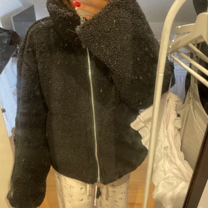 Teddyjacka  - Säljer min gosiga teddyjacka ifrån hm! Jackan är i jättebra skick!💕💕